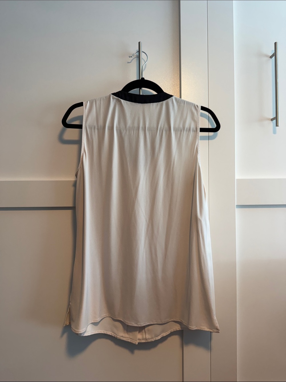 Anne Klein Light Pink/Cream Sleeveless Blouse with Black Tie - Picture 5 of 6